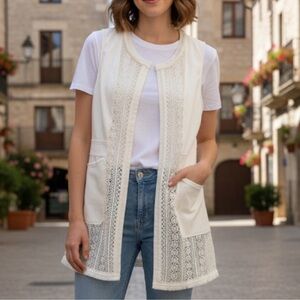 Chico's Elegant White Lace Trim
Sleeveless vest size 1 US size medium (8)